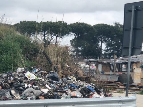 Le immagini del degrado nel campo rom di Giugliano