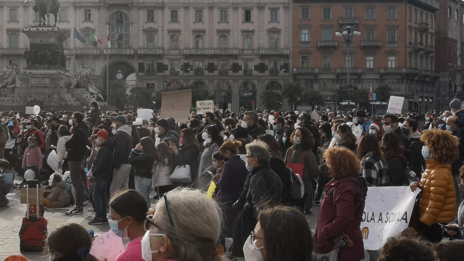 Milano è zona rossa ma l'assessore di Milano "arringa" l'assembramento in piazza del Duomo