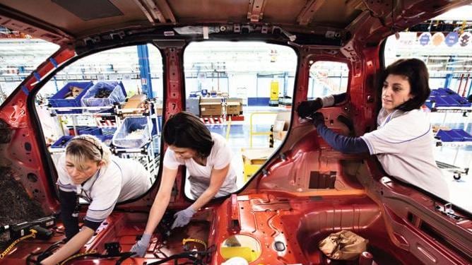 Fiat, operaie contro le tute bianche: "Ci umiliano, si macchiano durante il ciclo"