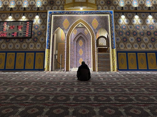 Sinistra filo islam in pellegrinaggio dagli imam in vista delle urne