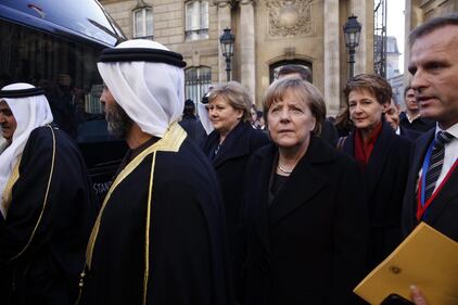 L'abbraccio a Parigi dei leader mondiali 6