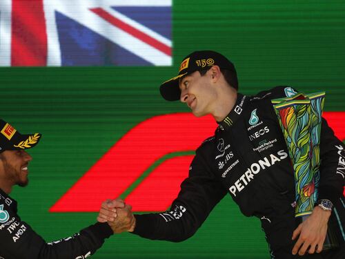 La prima volta di Russell, l'ultimo predestinato. E re Hamilton s'inchina