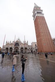 Maltempo a Venezia e la "nuova"£ vita dei turisti  6