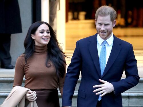 La regina "benedice" la fuga di Harry e Meghan: "Sì, alla vostra nuova vita"