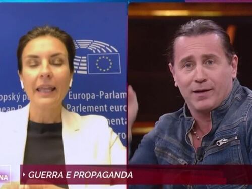 "Trasferisciti...", "Non capisci niente...". È rissa tra Moretti e Povia