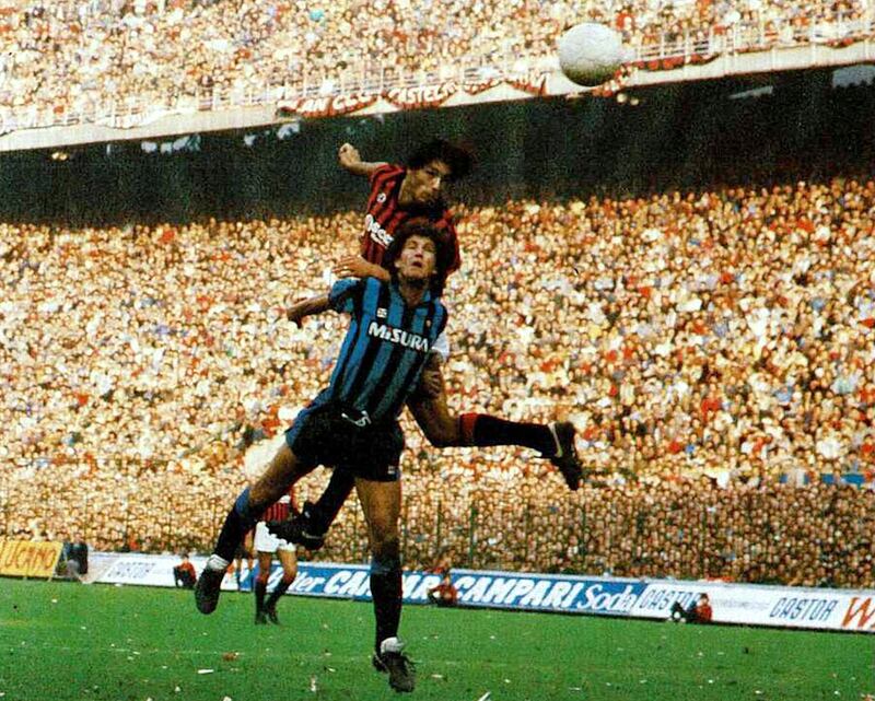 Mark Hateley sovrasta Fulvio Collovati in un derby