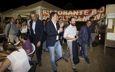 Renzi a sorpresa alla Festa dell'Unità tra selfie e biliardino 5