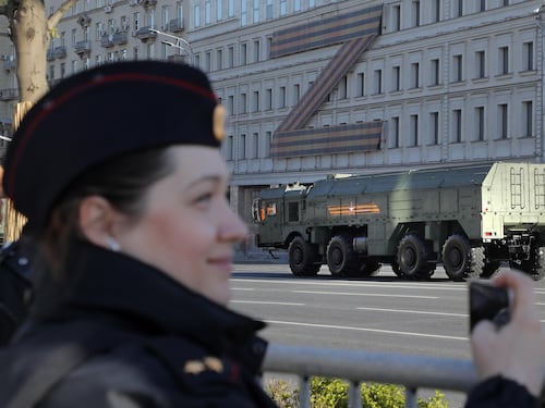 Rotte segrete e fonderie d’acciaio: così Putin aggira le sanzioni e forgia cannoni