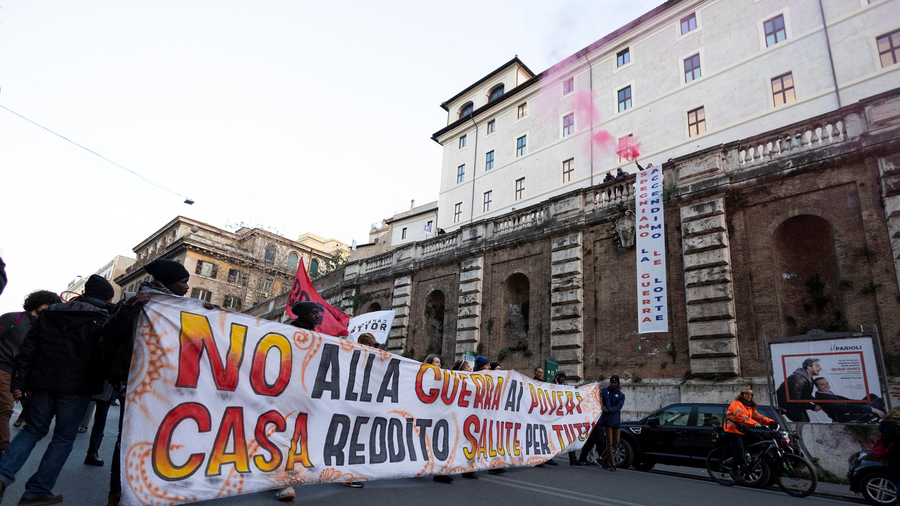 Emergenza casa, è guerra tra gli sfrattati e occupanti