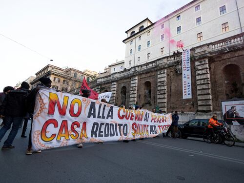 Emergenza casa, è guerra tra gli sfrattati e occupanti