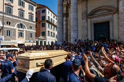 Folla in piazza del popolo e nella chiesa degli Artisti per il funerale di Michela Murgia 12