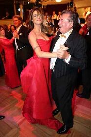 Ballo delle debuttanti: sexy incidente per Elisabetta Canalis 3