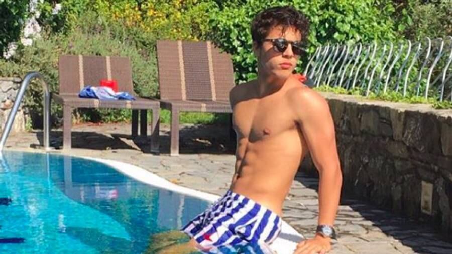 La foto choc della notte con Grillo&Co: "Genitali sulla testa della ragazza"