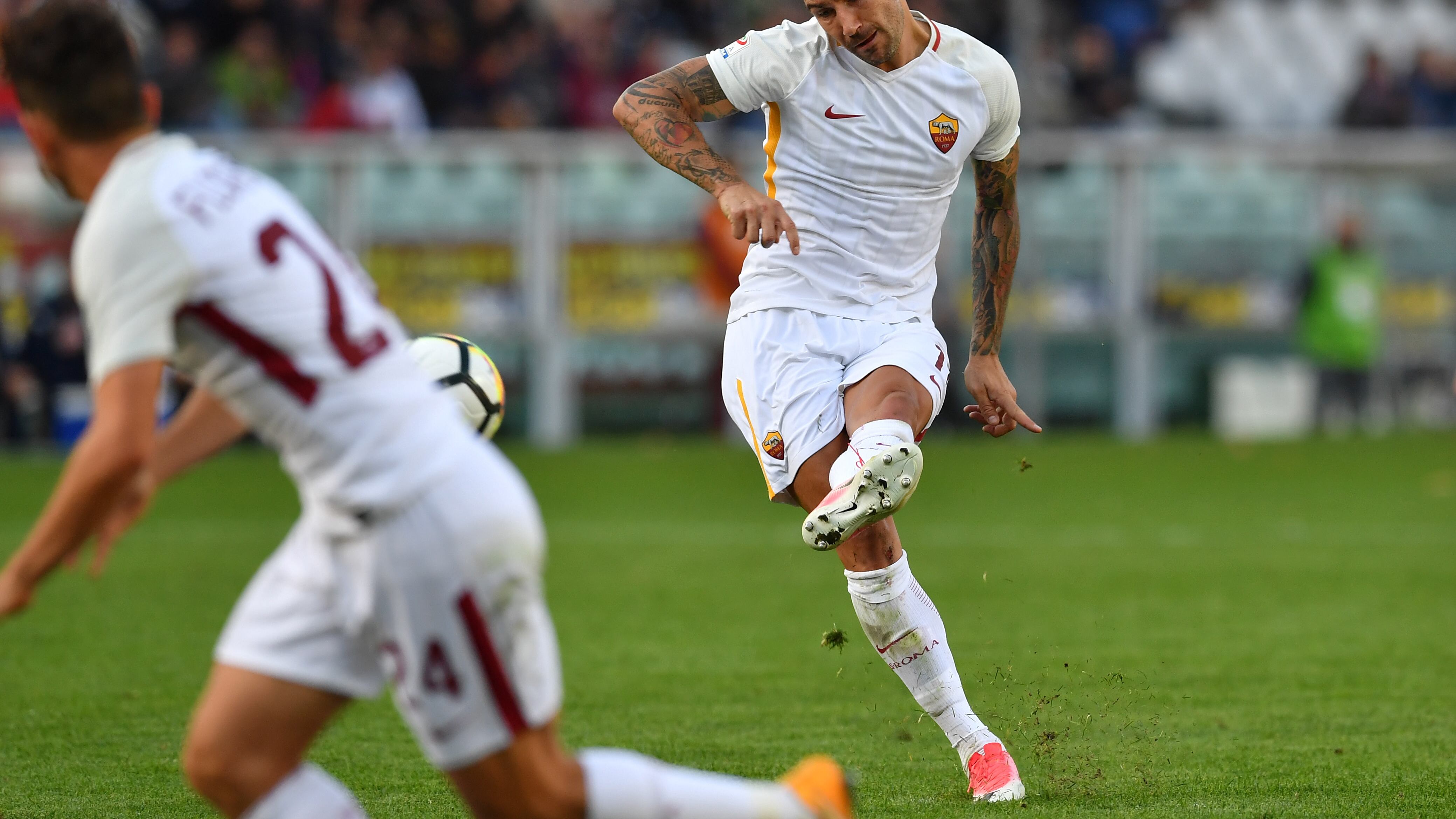 Kolarov inventa Perotti di rigore La Roma vince