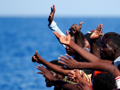 La rivolta dei sindaci italiani: "Tasse sul business migranti"