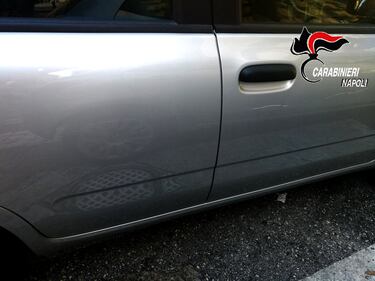 Non pagano e gli striscia l'auto: parcheggiatore abusivo incastrato da turisti stranieri 2