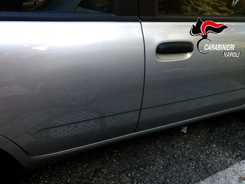 Non pagano e gli striscia l'auto: parcheggiatore abusivo incastrato da turisti stranieri 2