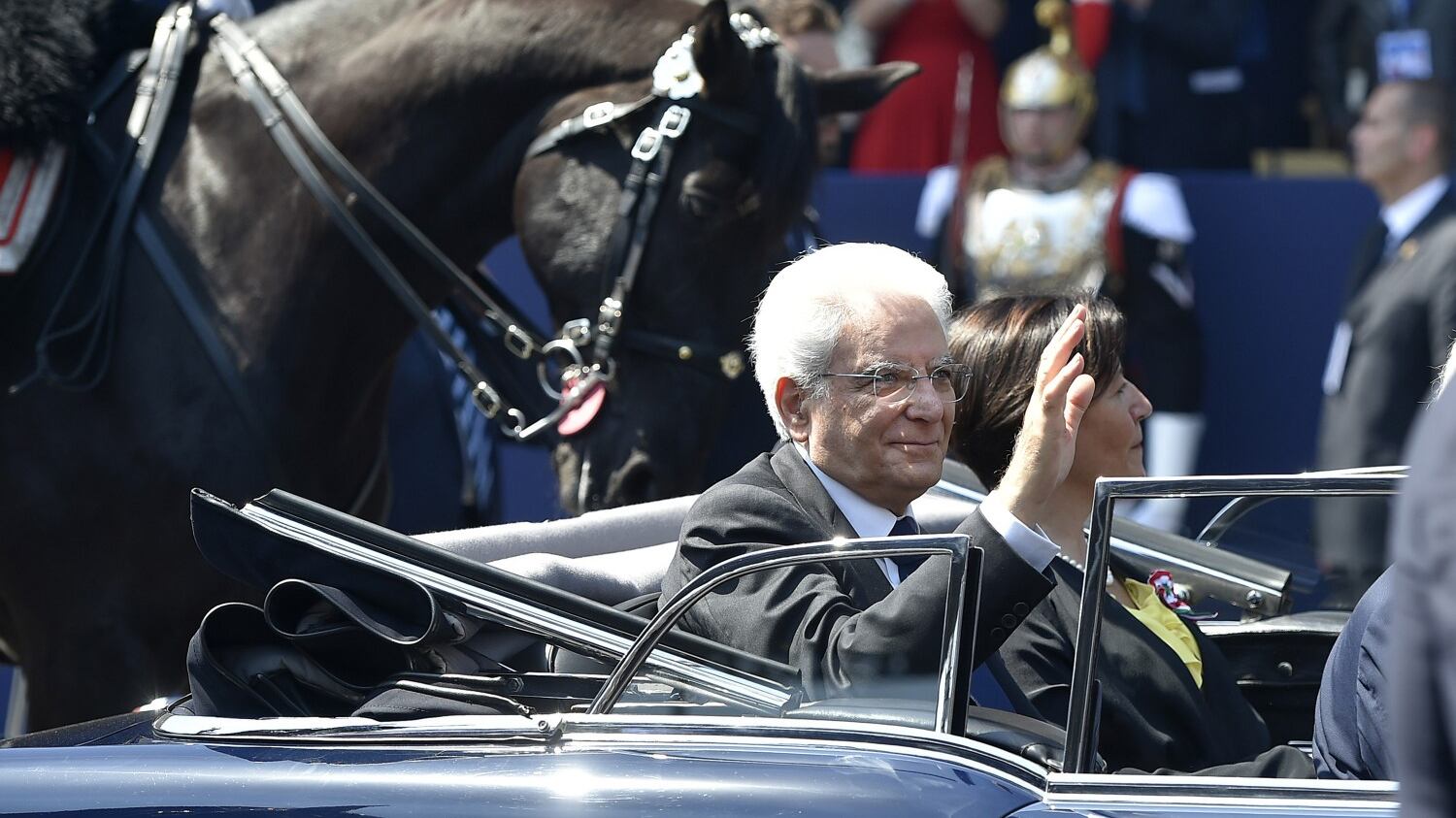 Mattarella a Stazzema. Il sindaco contro Fontana: "Scuse e poi dimissioni"