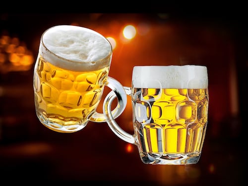 “Drink for the King”, pub aperti più a lungo: come gli inglesi festeggiano Re Carlo