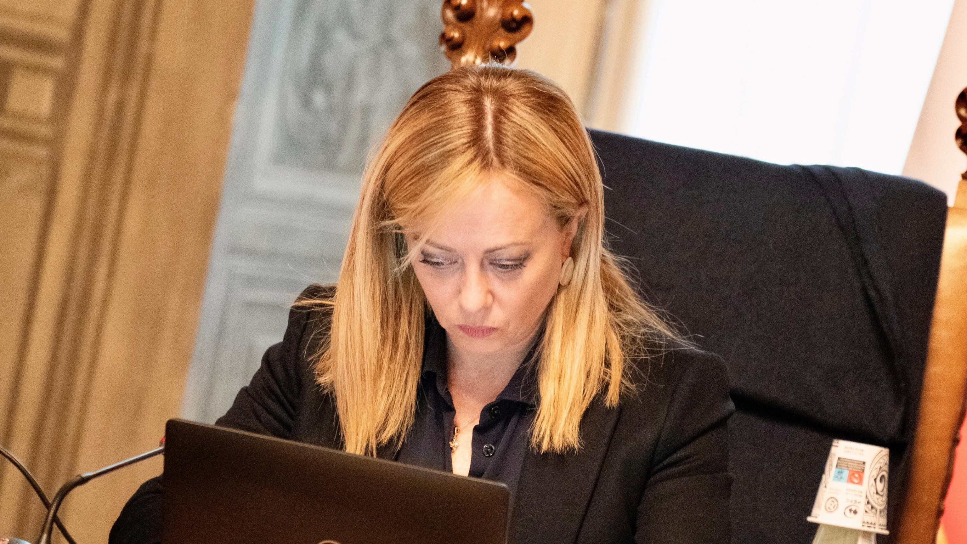 Meloni rompe il tabù del governo Draghi. "Ci hanno lasciato 30 obiettivi del Pnrr da centrare subito"