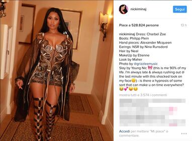 Nicky Minaj sexy con un abito di serpenti 3