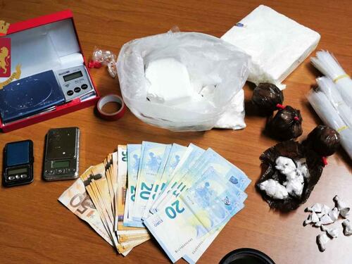 Un'intera famiglia in manette, a casa nascondeva un chilo di cocaina