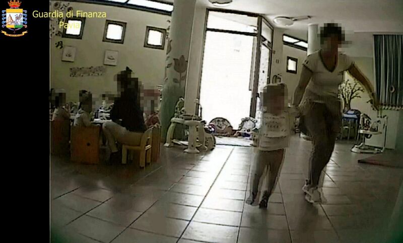 Maestra d'asilo maltrattava i bambini: le immagini delle fiamme gialle 4