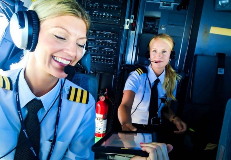 La bella pilota di Ryanair sta facendo impazzire tutti 2