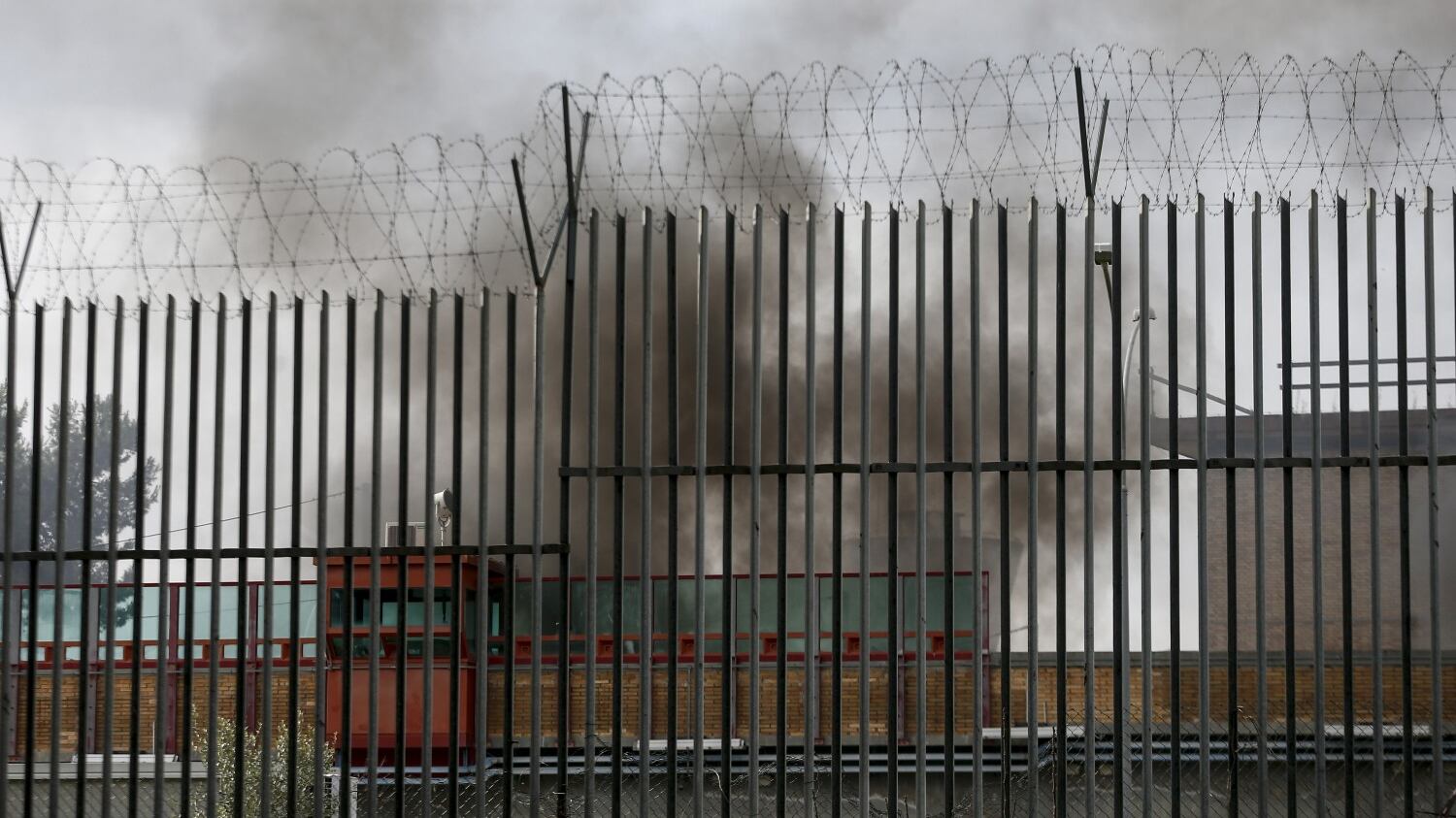 Soldi, cellulari e droghe nelle carceri con palloni e droni: "Intervenire subito"