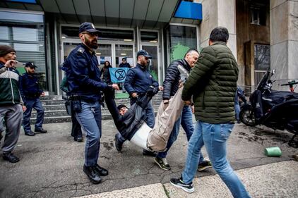 Ecologisti tirano vernice contro sede Rai  14