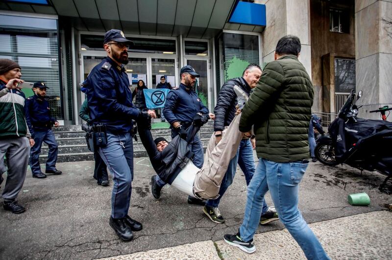 Ecologisti tirano vernice contro sede Rai 14