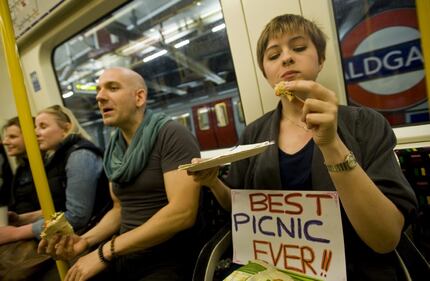 Donne fotografate mentre mangiano in metro, a Londra scatta la protesta 7