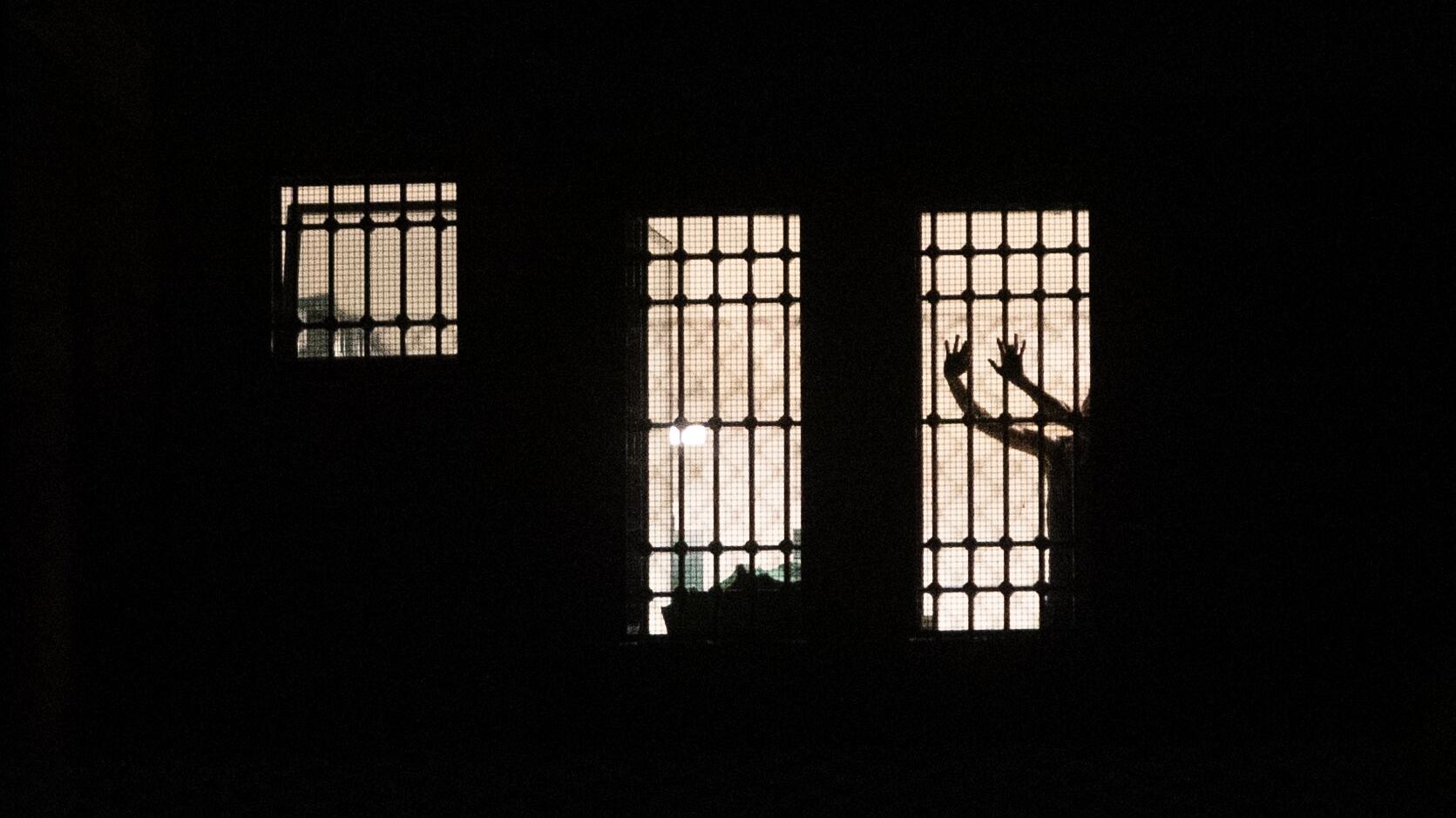 Milano, incendio al carcere Beccaria: undici intossicati tra detenuti e agenti di polizia