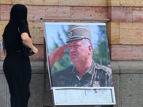 I funerali di Mladic infiammano i Balcani. Bosnia contro Serbia: “Stop alla diplomazia”
