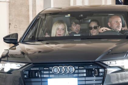 Giorgia Meloni a bordo dell'auto lascia il Quirinale 1