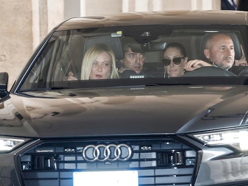 Giorgia Meloni a bordo dell'auto lascia il Quirinale