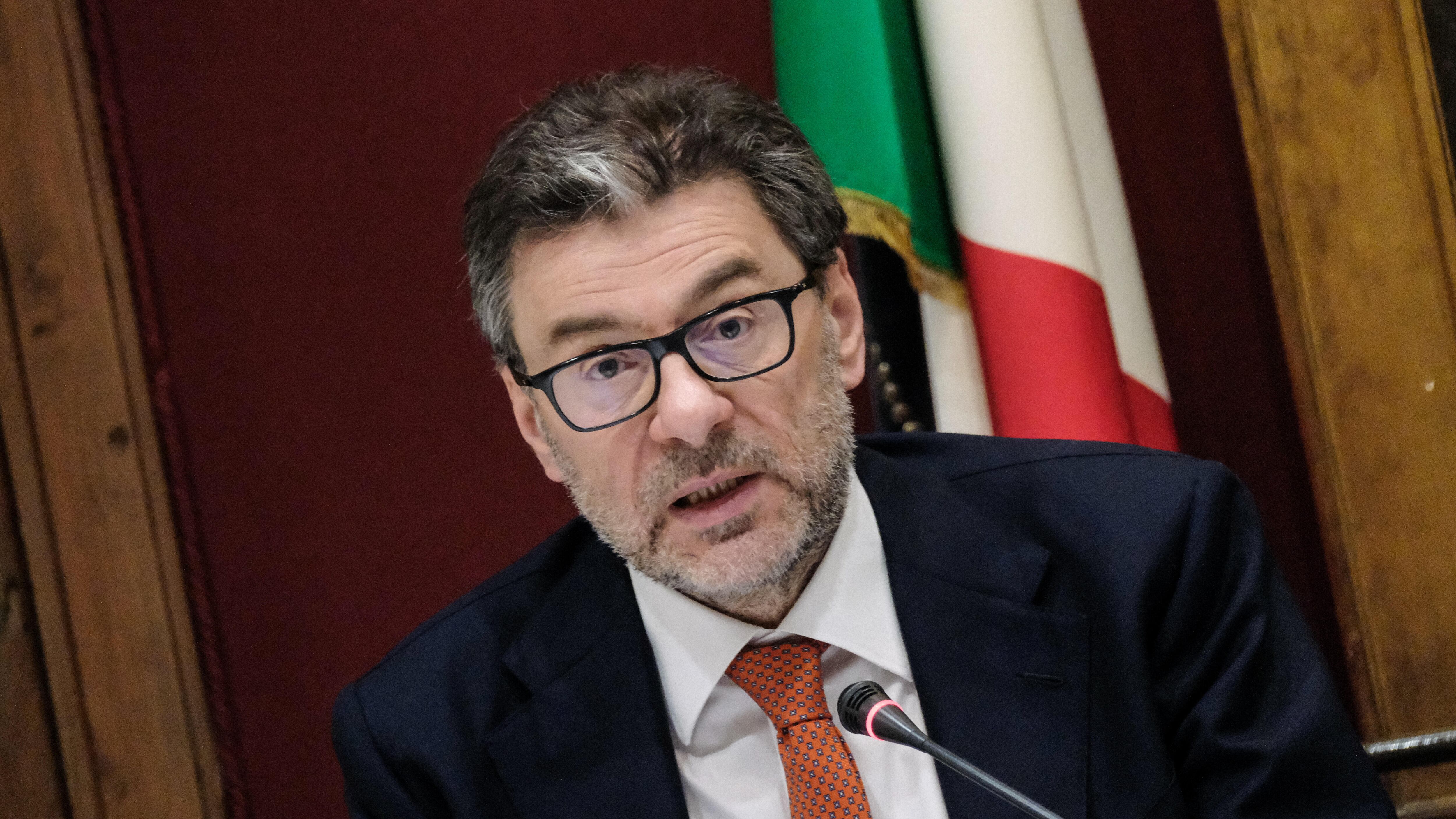 Def, l'"imputato" Giorgetti mette la faccia sul Patto
