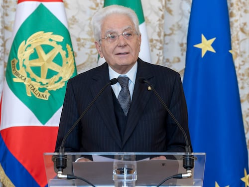 Il monito di Mattarella sull’AI: “Il futuro non finisca nelle mani delle macchine”