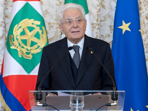 Mattarella contro i no vax. “Credenze irrazionali e fake news distruttive”