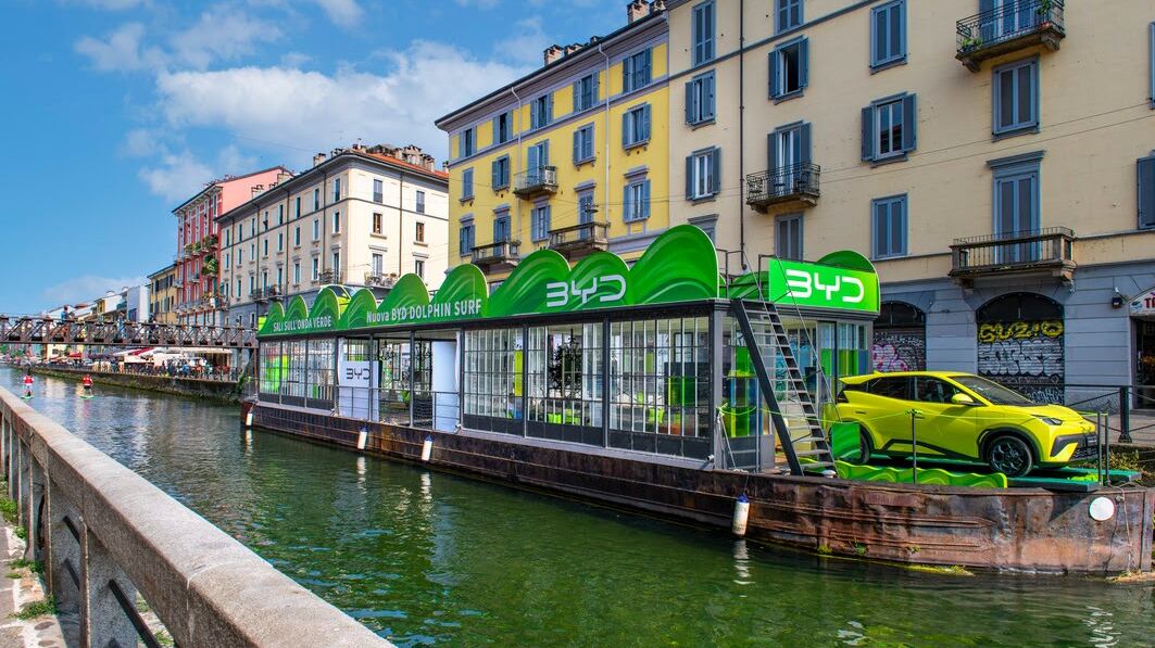 La nuova Byd Dolphin Surf cavalca l’onda dell’elettrico sui Navigli di Milano
