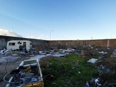 La baraccopoli e i rifiuti vicino al villaggio nomadi autorizzato 4