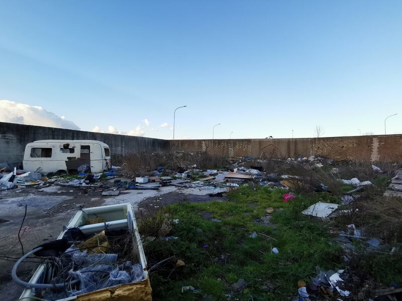 La baraccopoli e i rifiuti vicino al villaggio nomadi autorizzato 4
