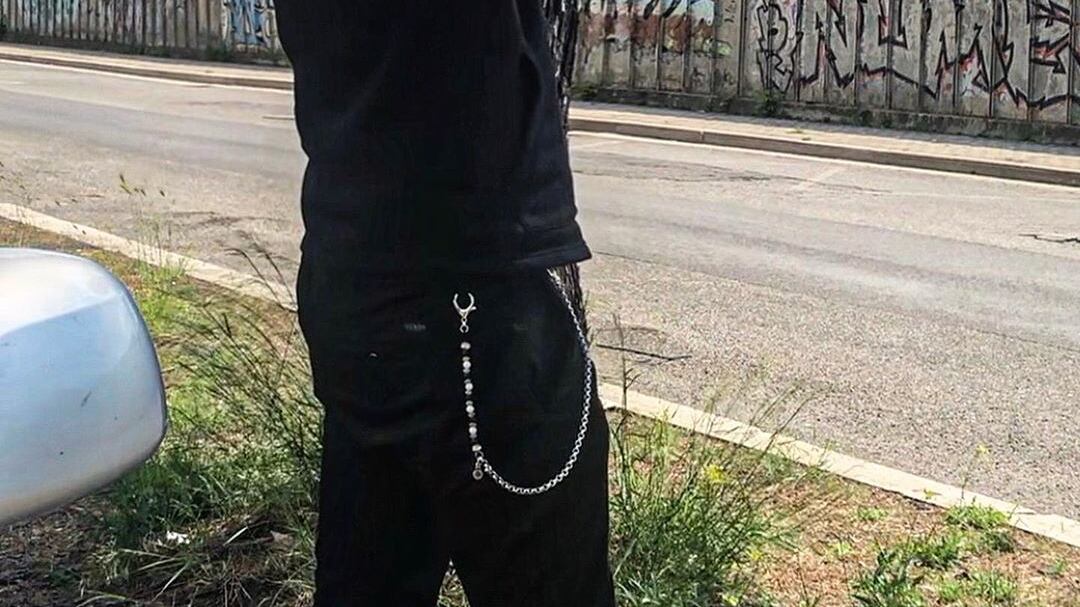 Luca Onestini con un megafono va fuori dalla Casa per sostenere il fratello Gianmarco