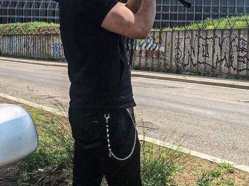 Luca Onestini con un megafono va fuori dalla Casa per sostenere il fratello Gianmarco