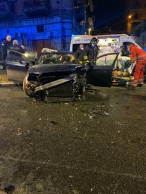 Poliziotto ucciso a Napoli, l'auto distrutta e i soccorsi 4