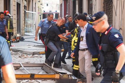 Bologna, esplosione in centro: sventrato un ristorante giapponese 16