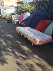 I migranti del Baobab e il degrado di via Cupa 11