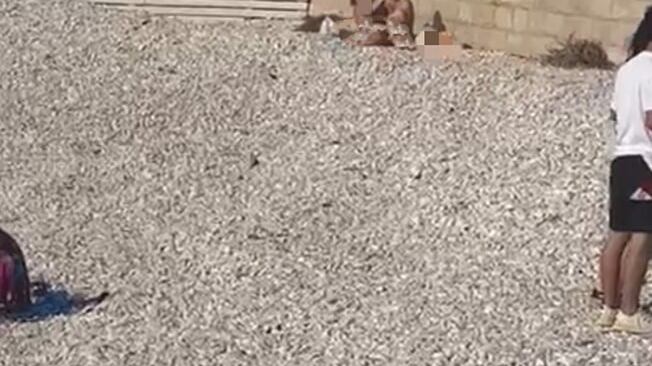 Atti osceni in pieno giorno sul lungomare a Trani. Il sindaco: "Così no..."