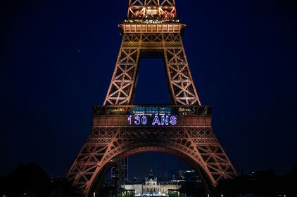 La Tour Eifell si colora per i suoi 130 anni 11