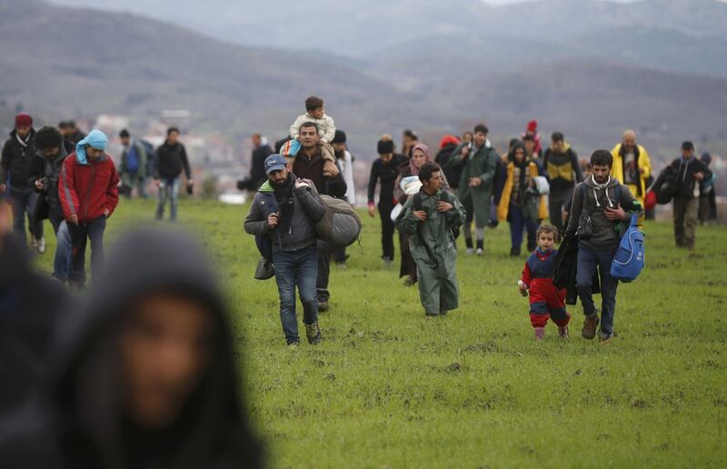 I migranti guadano il fiume tra Grecia e Macedonia 1